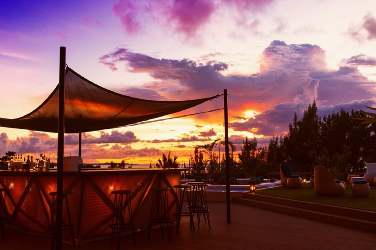 AQUASENSE Hotel & Resort　美しい夕陽に照らされるアクアテラス